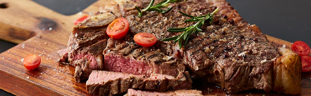 BIFTEK D’ALOYAU GRILLÉ À SAUCE CRÉMEUSE BIFTEK D’ALOYAU GRILLÉ À SAUCE CRÉMEUSE
